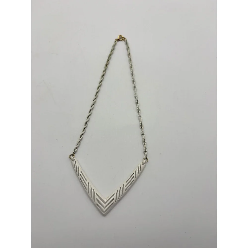 Vintage Trifari White Enamel‎ Chevron V Pendant Rope Chain Necklace Gold Tone
